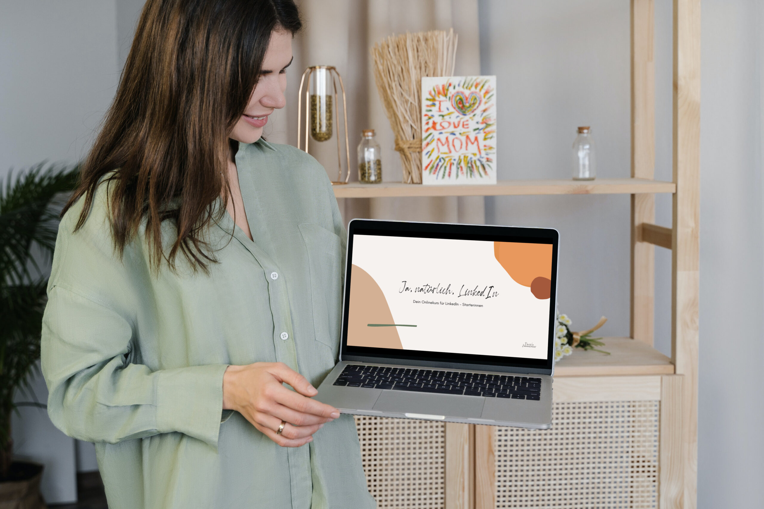 MacBook Air in the hands of a woman_Kopie von Life Coach Webinar Template